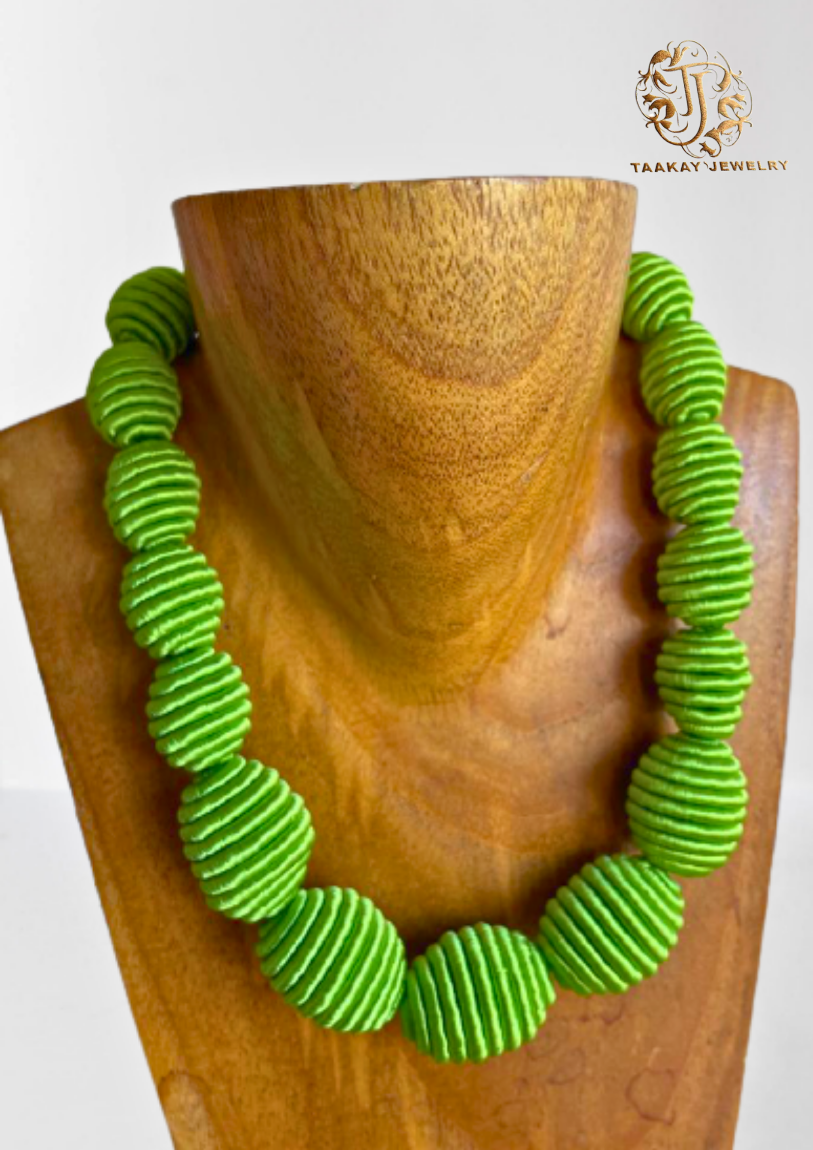 Collier ras de cou fils de soie "Lueur de Soie" fluo