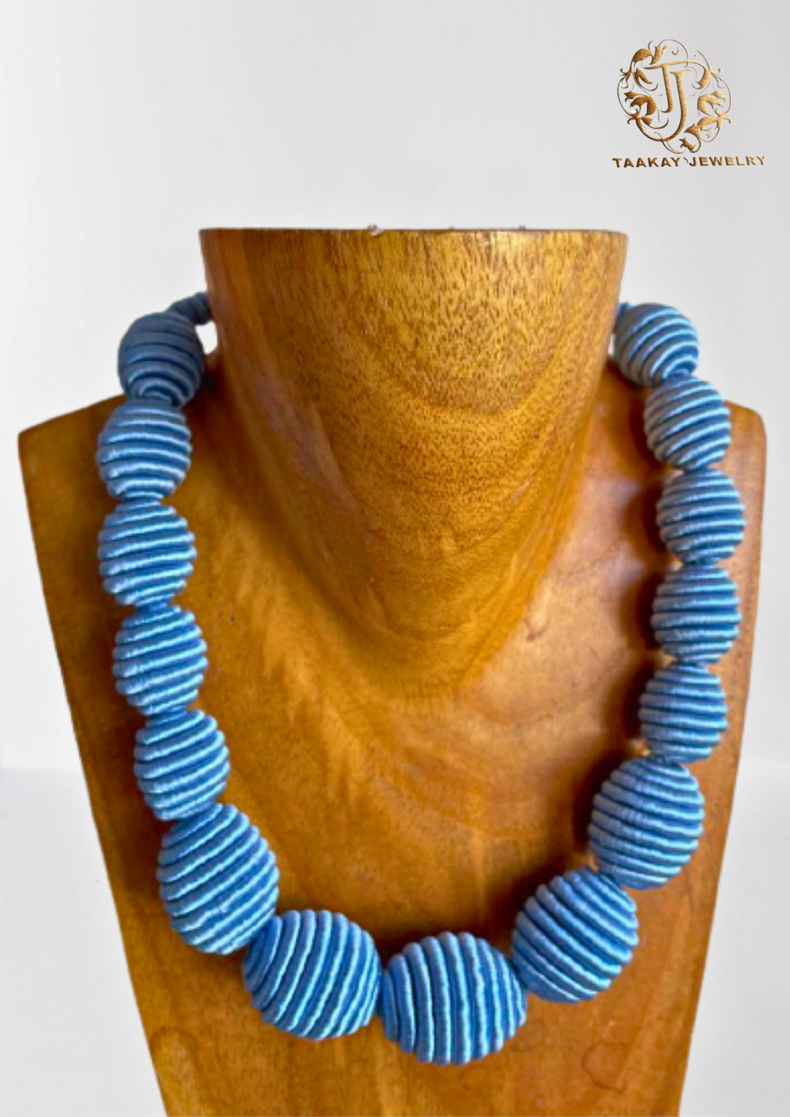 Collier ras de cou fils de soie"Lueur de Soie" bleu ciel